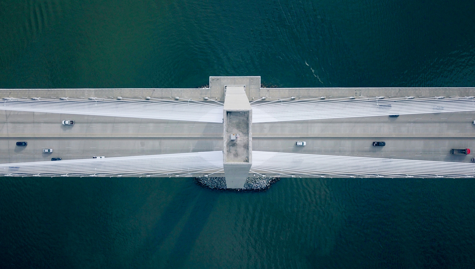 Hintergrundbild mit Menschen in einer modernen Arbeitsumgebung